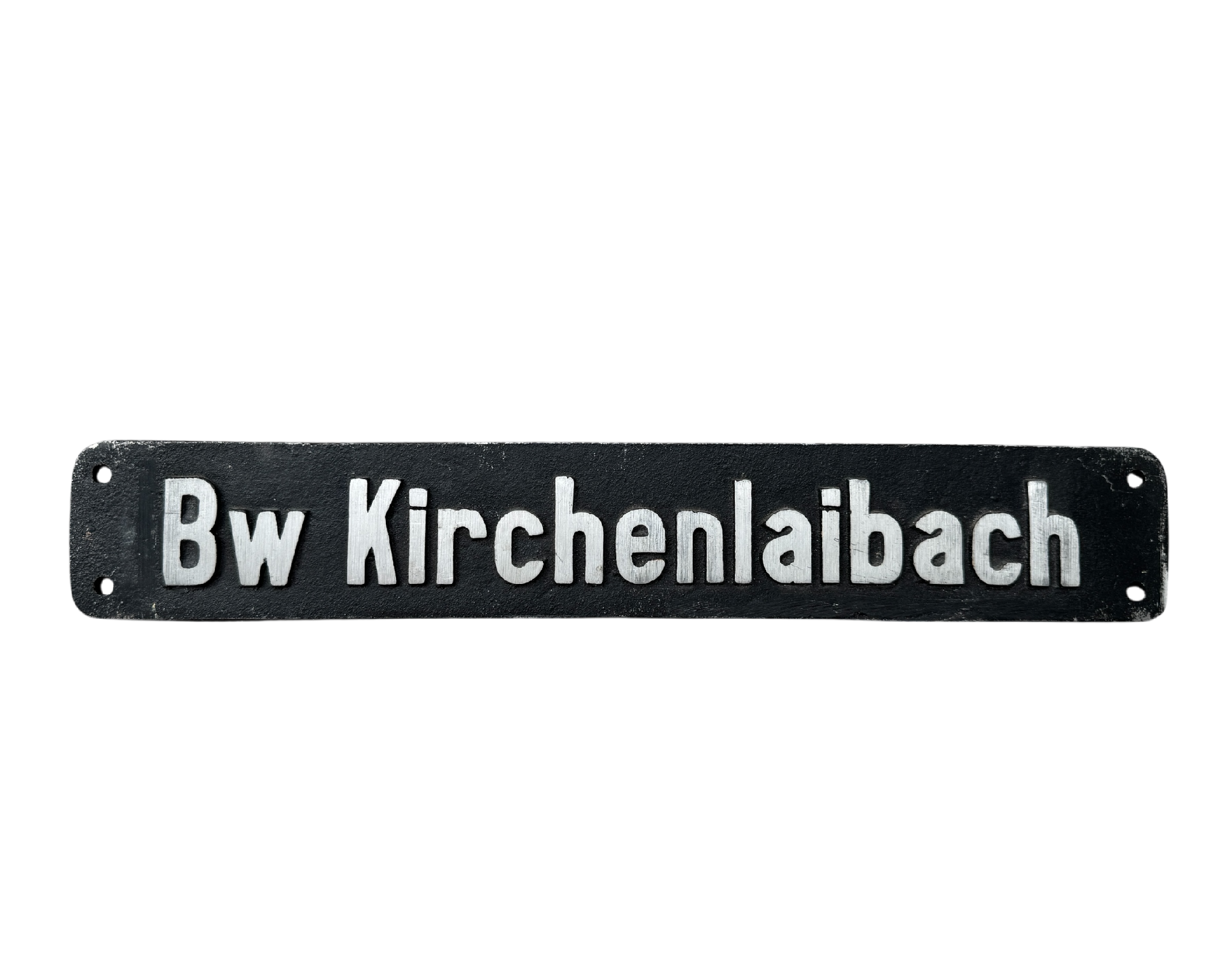Schwarzes Schild mit erhabener heller Aufschrift Bw Kirchenlaibach